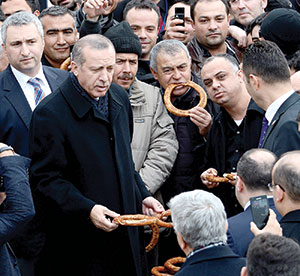 Erdoğan, vatandaşlara simit dağıttı