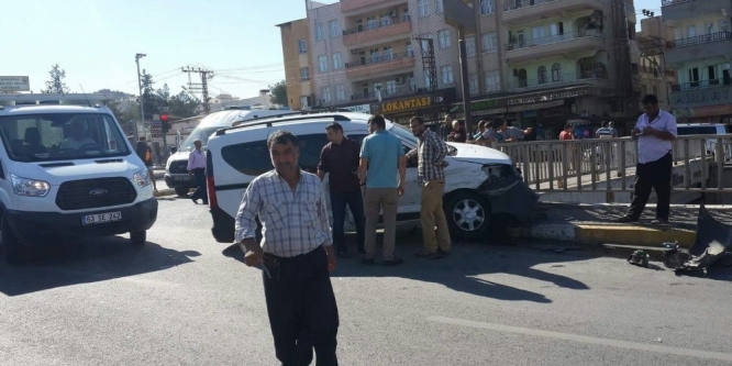Otomobil bariyerlere çarptı: 2 yaralı