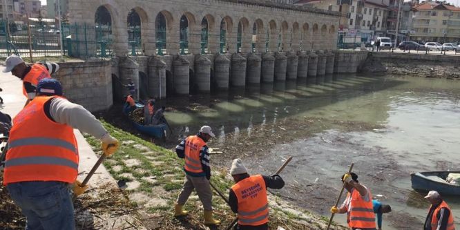 Beyşehir’de kayıklarla kıyı temizliği