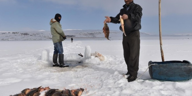 Bitlis'te donan gölde zorlu balık avı
