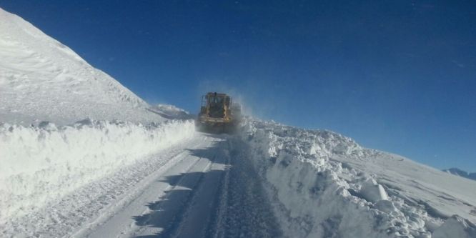 Hakkari’de karla mücadele çalışması yapılıyor