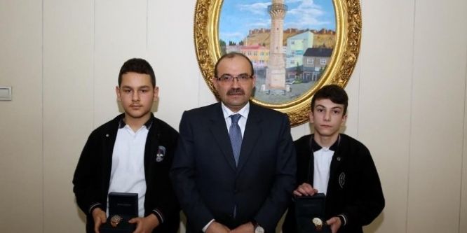 Derece yapan öğrenciler Valiyi ziyaret etti