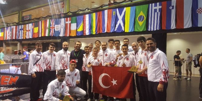 Kick Boks Şampiyonası sporcuları madalya yağmuruna tutuldu