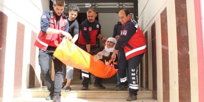 80 yaşındaki kadın sedye ile sandığa gitti