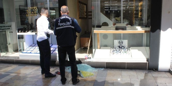 Kavgada sıkılan kurşunlar iş yerlerine isabet etti