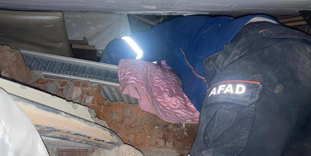 78 saat sonra ulaşılan enkazdaki annenin sözleri yürek sızlattı! 'Önce çocuklarımı çıkartın'