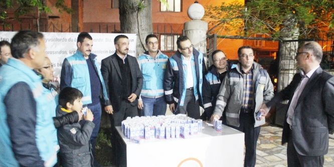 Cami cemaatine süt ikramı