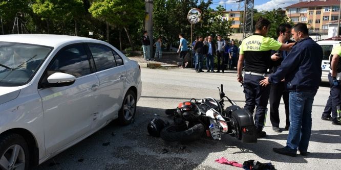 Motosiklet ile otomobil çarpıştı: 2 yaralı