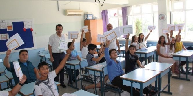 Aydın’da 175 bin öğrenci karne heyecanı yaşadı