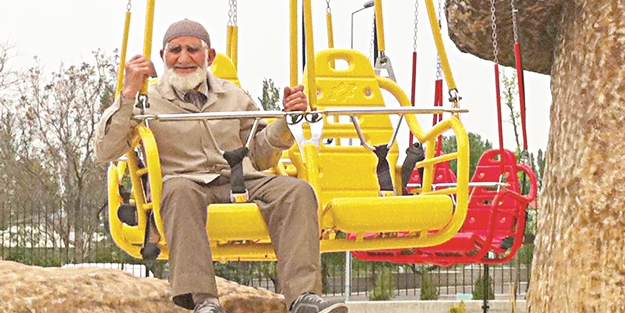 78’lik dede gençlere taş çıkarıyor