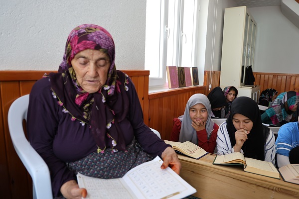 78'lik Menekşe ninenin Kur’an-ı Kerim aşkı