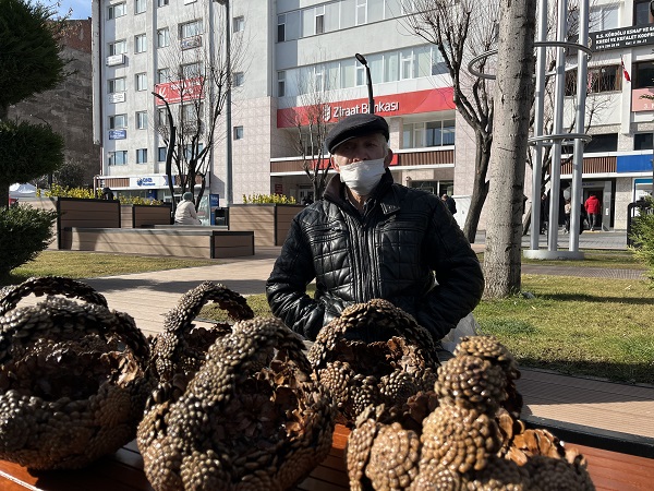 79 yaşında ekmeğini böyle çıkarıyor