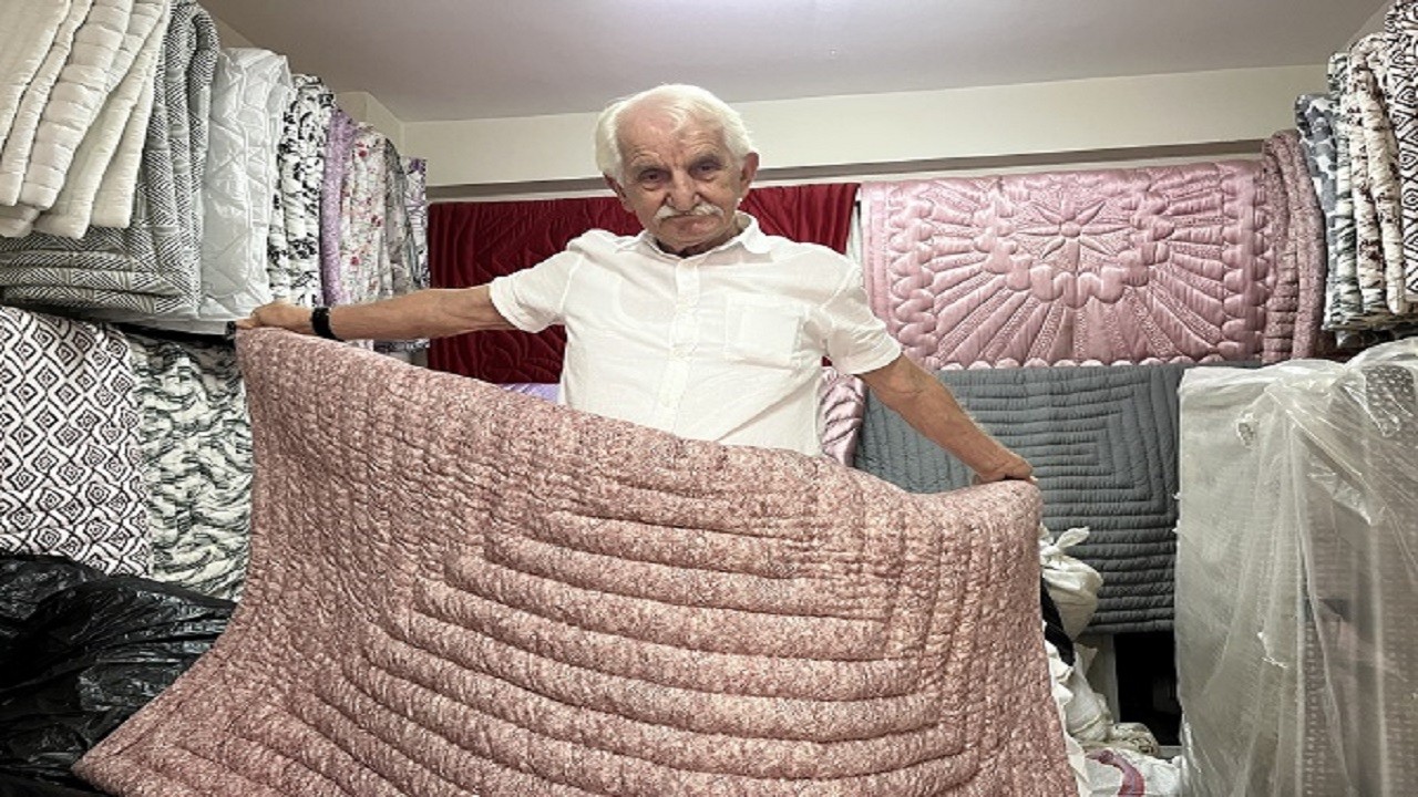 79 yaşındaki İsmail Amca teknolojiye direniyor