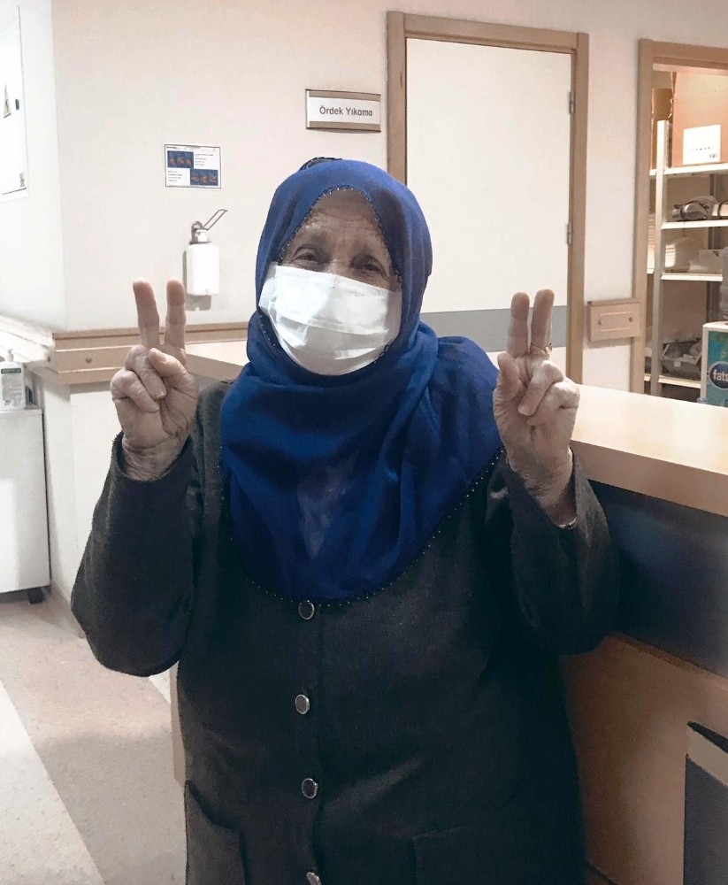 79 yaşındaki kadın korona virüsü yendi 