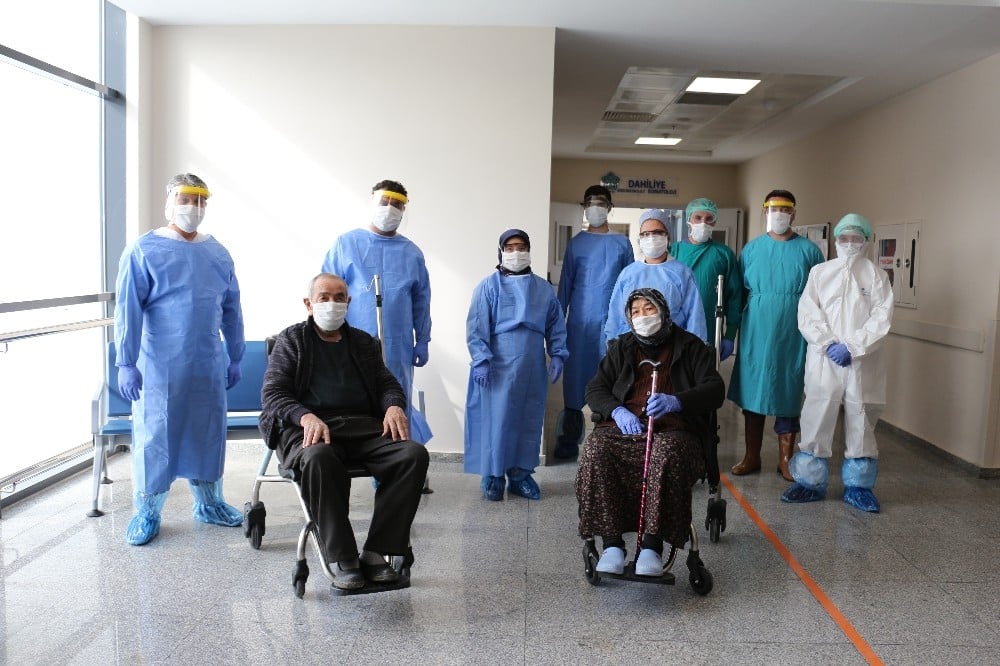 79 yaşındaki karı koca korona virüsü yendi 