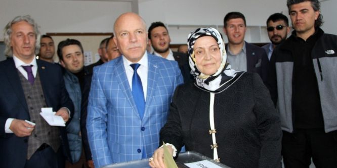 Başkan Sekmen, oyunu eşi ile birlikte kullandı