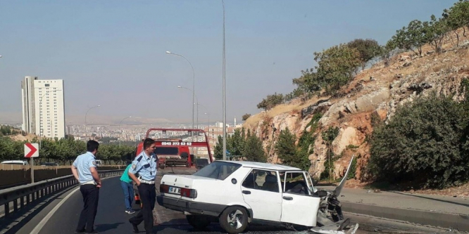 Bariyerlere çarpan otomobildeki kişi yaralandı