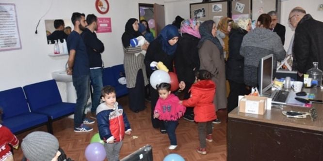 Suriyeli çocuklara aşı yapılıyor
