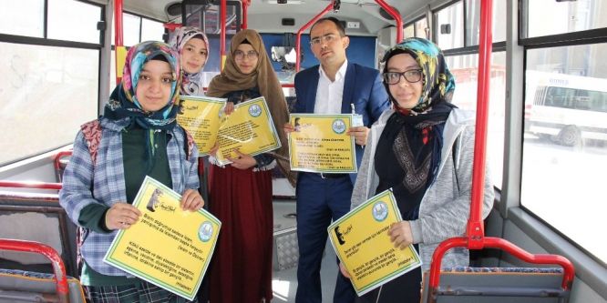 Büyük üstadın şiirleri halk otobüslerine asıldı