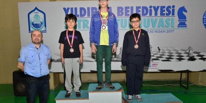 Satranç turnuvasında Yıldırım rüzgarı
