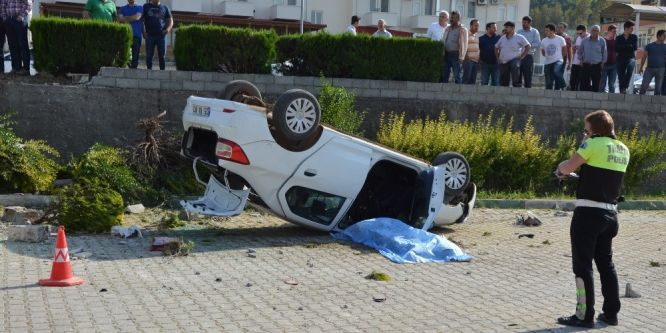 Antalya’da tur minibüsüyle otomobil çarpıştı: 1 ölü, 4 yaralı