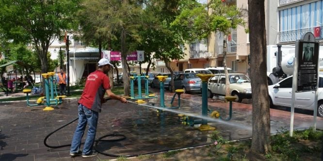 Şehzadeler'de tozlu sokaklar yıkanıyor