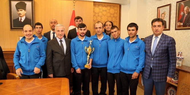 Vali Kamçı’dan engelli sporculara ödül