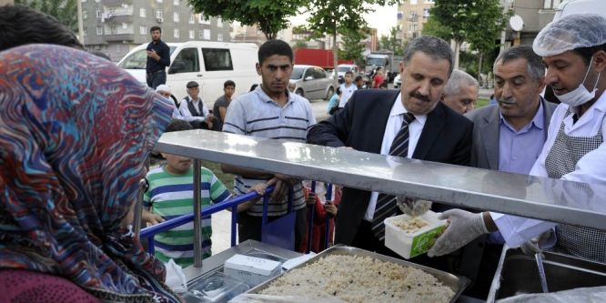 Siirtliler Diyarbakır’da bin 500 kişilik iftar çadırı açtı