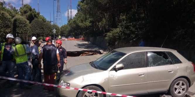Çamlıca’da çöken yola düşen araç kurtarıldı