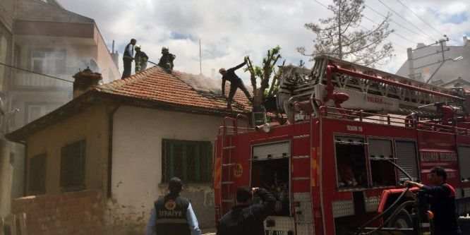 Afgan ailenin kaldığı evin çatısı yandı
