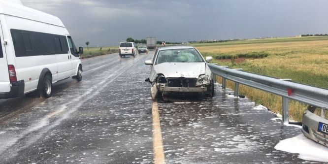 Bariyerlere çarpan otomobilin sürücüsü yaralandı