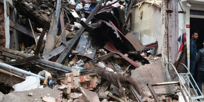 İstanbul Fatih’te 3 katlı metruk bina çöktü