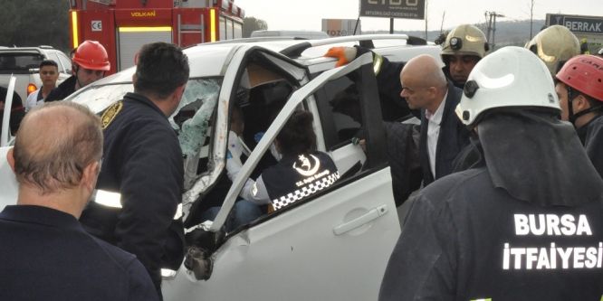 Karayolları aracına çarpan doktorlar araçta sıkıştı