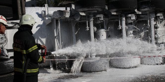 Sıvı oksijen yüklü tır devrildi: 1 yaralı