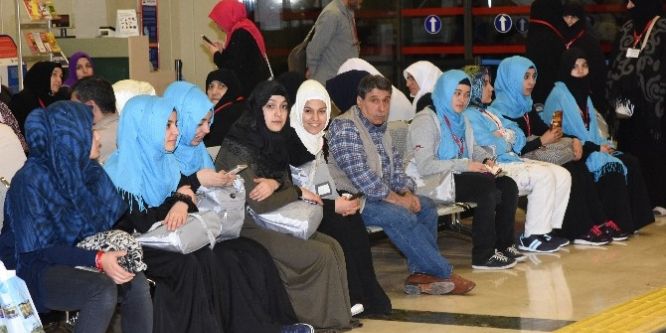 Öğrenciler dualarla umreye gönderildi