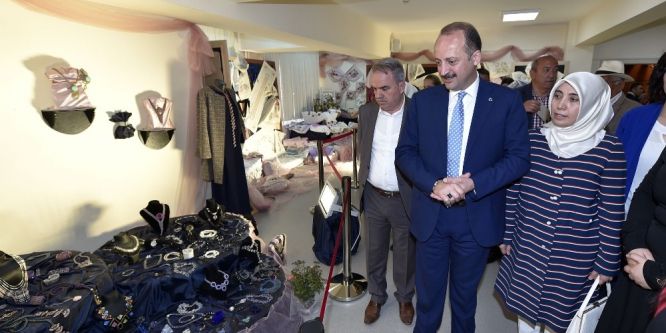 Kadınların el emeği sergisi görenleri büyüledi