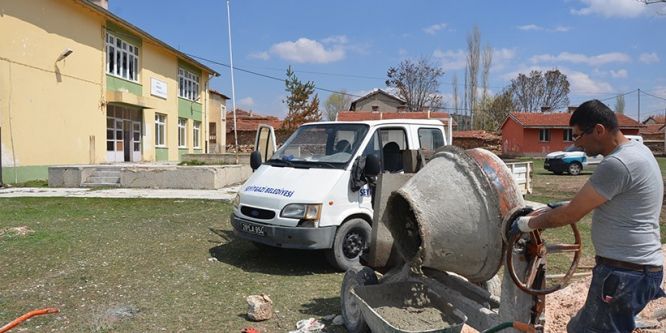Eski köy okulunu kullanışlı bir hale getirmek için çalışıyorlar