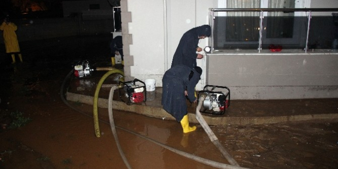 Muğla'da sağanak yağış sonrası bodrum katları su bastı