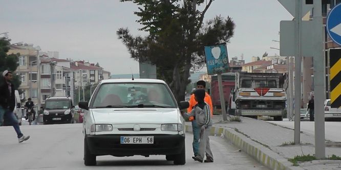 Suriyeli çocuklar tehlikeli şekilde dileniyor