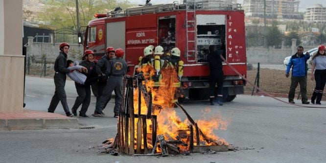 Öğrencilerin yangın tatbikatı gerçeğini aratmadı