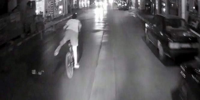 Akrobatik hareketler sergileyen bisikletli kişi düşüp yaralandı