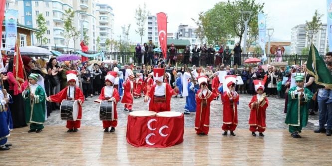 Derebahçe’de mehterli sergi açılışı