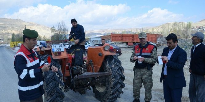 Darende’de sürücülere reflektör dağıtıldı