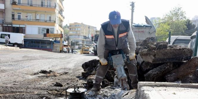 Aliağa’daki Fatih Caddesinde asfaltlama mesaisi
