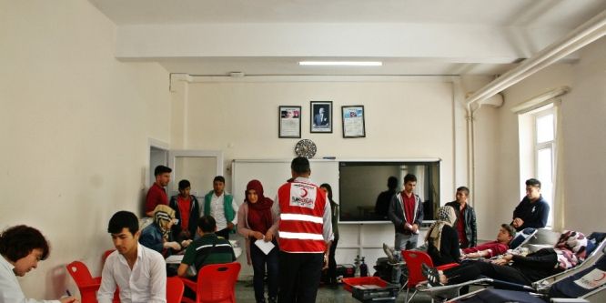 Öğrenciler kan bağışında bulundu