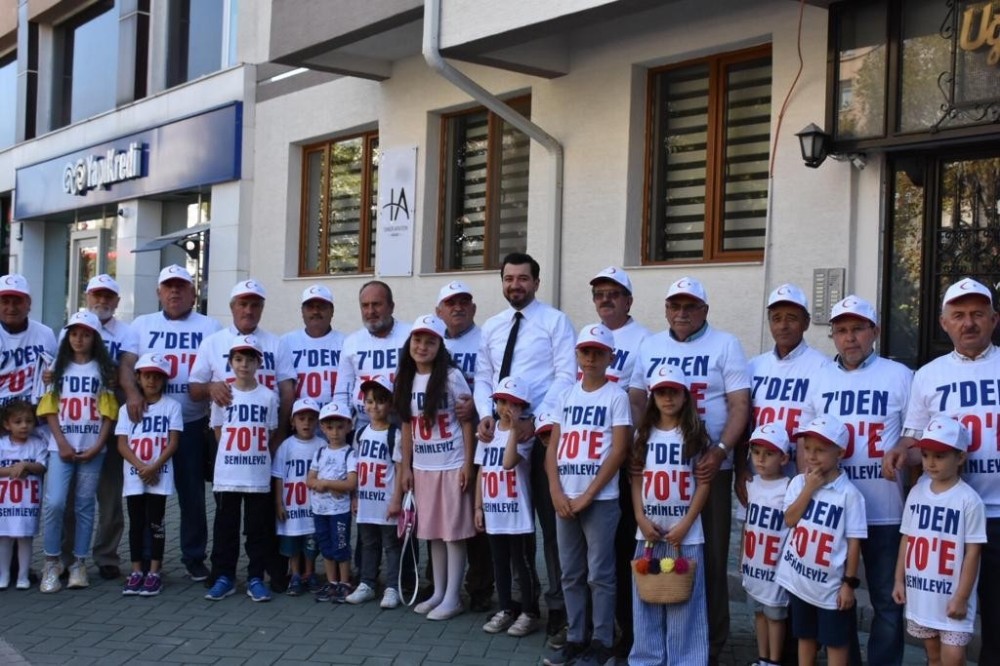 “7’den 70’e seninleyiz” yazılı tişörtleri giyerek Erdoğan’ı beklediler 