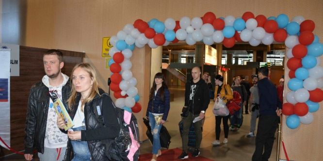 Ukraynalı kafile çiçeklerle karşılandı