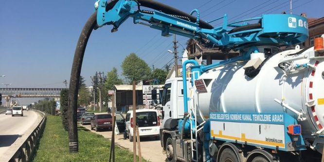 Düzce’de yan yol giderlerinde temizlik yapıldı