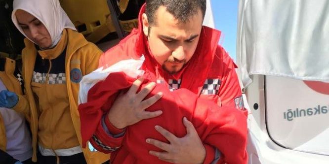 Küçük çocuk, ambulans uçakla İstanbul’a gönderildi