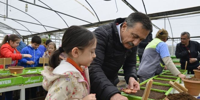Miniklerler Başkan Ataç ile birlikte tohum ekti